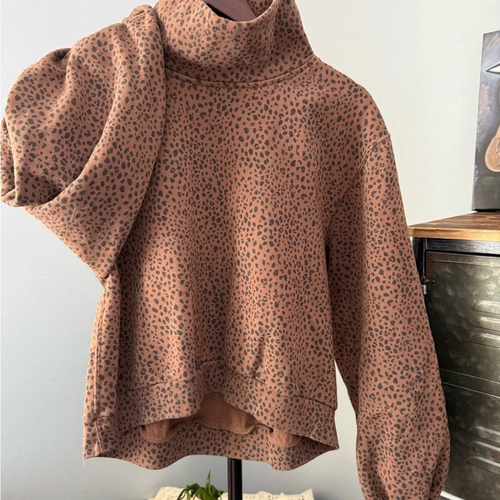 Abercrombie & Fitch Leopard Print Cropped Mock Neck Sweatshirt | Woman’s Size M